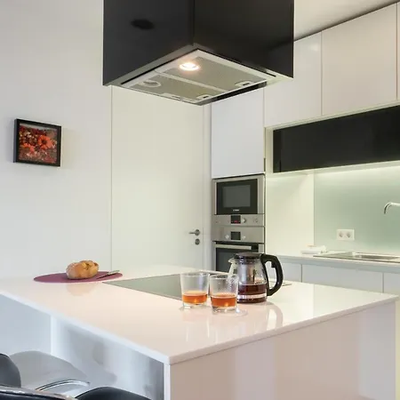 Quiet Balcony 2br Centre Whit Ac Metro Parking *