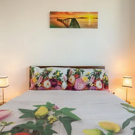 Quiet Balcony 2br Centre Whit Ac Metro Parking *